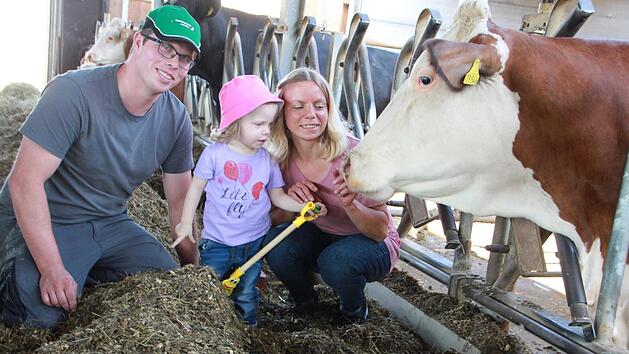 Daniel Kiesel hat einen ganzen Stall voller M&auml;dels. Besonders stolz ist der Landwirt aber auf T&ouml;chterchen Lena und seine Liebste, Steffi. Die Familie macht bei dem neuen Projekt "Fridays on Farms" mit. Carmen  Schmitt