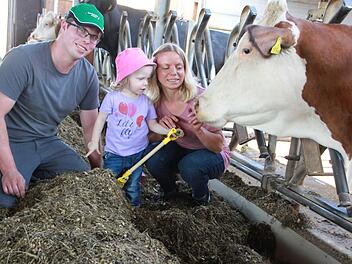 Daniel Kiesel hat einen ganzen Stall voller Mädels. Besonders stolz ist der Landwirt aber auf Töchterchen Lena und seine Liebste, Steffi. Die Familie macht bei dem neuen Projekt "Fridays on Farms" mit. Carmen  Schmitt