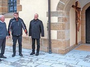 Angetan vom barrierefreien Zugang zur Kirche in Schwürbitz zeigten sich Bürgermeister Helmut Fischer, Lektor Thomas Gruber und Pfarrer Matthias Hain.  Foto: Klaus Gagel