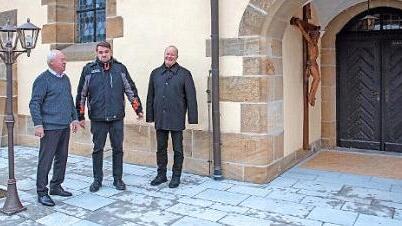 Angetan vom barrierefreien Zugang zur Kirche in Schwürbitz zeigten sich Bürgermeister Helmut Fischer, Lektor Thomas Gruber und Pfarrer Matthias Hain.  Foto: Klaus Gagel