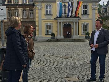 Auf dem Weg ins Rathaus unterhält sich der neue Oberbürgermeister Ingo Lehmann mit zwei Kulmbacherinnen - in gebührendem Abstand, wie es in Coronazeiten erforderlich ist. Stephan Tiroch