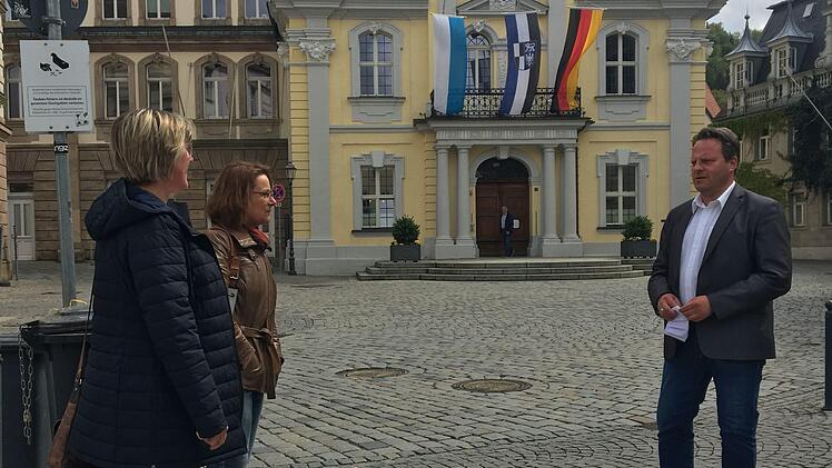 Auf dem Weg ins Rathaus unterhält sich der neue Oberbürgermeister Ingo Lehmann mit zwei Kulmbacherinnen - in gebührendem Abstand, wie es in Coronazeiten erforderlich ist. Stephan Tiroch