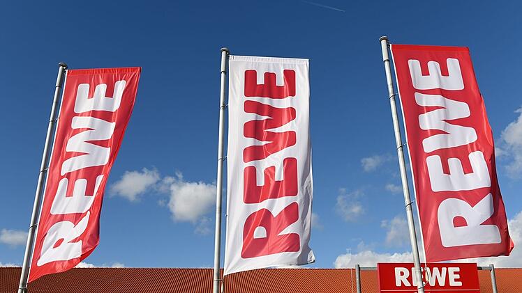 Au&szlig;enansicht eines Rewe-Supermarkts
