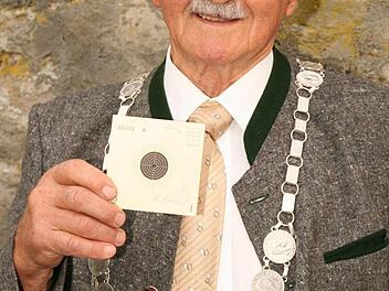 Stolz zeigt Schützenkönig Alfons Knauer seinen "goldenen Schuss" auf die Karte.