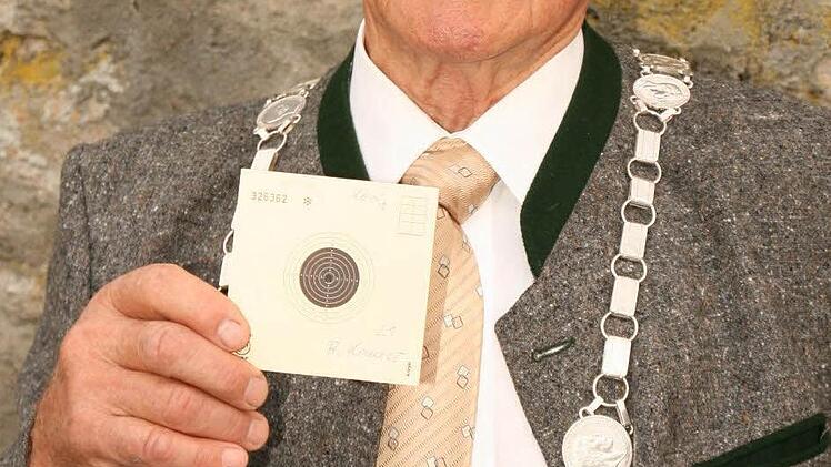 Stolz zeigt Schützenkönig Alfons Knauer seinen "goldenen Schuss" auf die Karte.