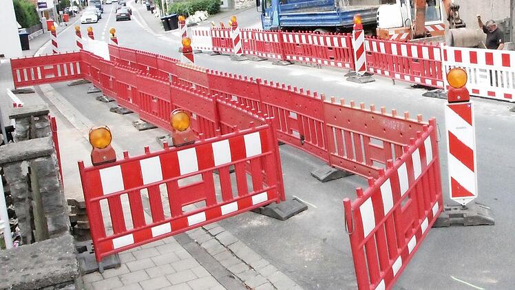 Die beiden Kanal-Baustellen in Reuth können voraussichtlich morgen wieder geräumt werden (Bild oben).