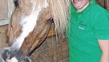 Reiten und Tierpflege als Therapie für Behinderte: Denise mit ihrem Pferd "Nagib" Fotos: Klaus Oelzner