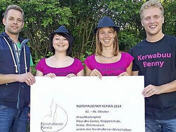 Bei den "Machern" für die neue "Nordhalmer Kerwa" herrscht große Vorfreude. Stolz präsentieren sie zum Fototermin ihr Veranstaltungsplakat und die neuen T-Shirts. Von links: Marktgemeinderat Kevin Wunder, Julia Schnura, Kati Wolf und Benny Stumpf.  Foto: Norbert Neugebauer