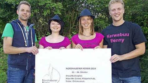 Bei den "Machern" für die neue "Nordhalmer Kerwa" herrscht große Vorfreude. Stolz präsentieren sie zum Fototermin ihr Veranstaltungsplakat und die neuen T-Shirts. Von links: Marktgemeinderat Kevin Wunder, Julia Schnura, Kati Wolf und Benny Stumpf.  Foto: Norbert Neugebauer