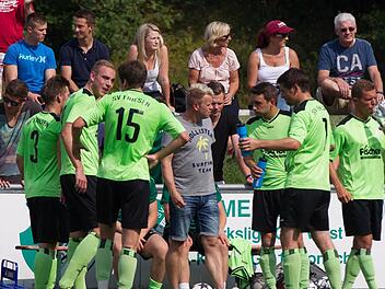 Nach anfänglichen Schwierigkeiten hat der neue Friesener Trainer Andreas Lang (Mitte) den SV Friesen längst zu einer schlagkräftigen und erfolgreichen Landesliga-Mannschaft geformt. Foto: Archiv/Heinrich Weiß