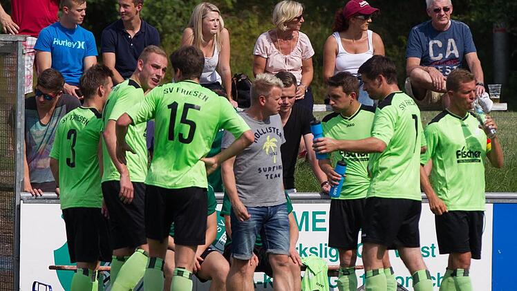 Nach anfänglichen Schwierigkeiten hat der neue Friesener Trainer Andreas Lang (Mitte) den SV Friesen längst zu einer schlagkräftigen und erfolgreichen Landesliga-Mannschaft geformt. Foto: Archiv/Heinrich Weiß