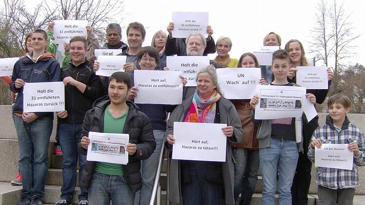 Mustafa (vorne, grünes T-Shirt) ist nicht der einzige, der auf den Völkermord der Hazaras aufmerksam machen will. Fotos: Petra Malbrich