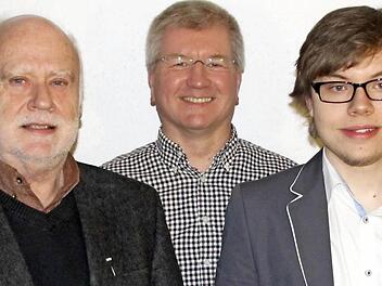 Edmund Ott, Vorsitzender des SPD-Ortsvereins Coburg-Nordost (Mitte), zeichnete Horst Schunk für 40 Jahre SPD-Mitgliedschaft mit Ehrenurkunde und Ehrennadel aus. Für Niklas Licht (rechts) geht es jetzt erst einmal los. Er bekam sein Parteibuch.  Foto: Martin Koch