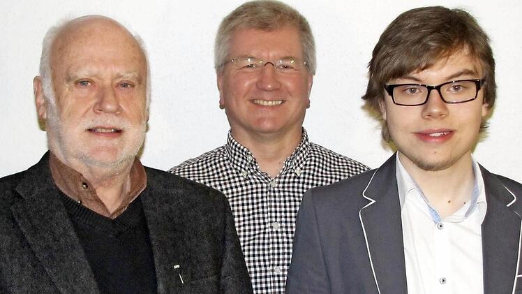 Edmund Ott, Vorsitzender des SPD-Ortsvereins Coburg-Nordost (Mitte), zeichnete Horst Schunk für 40 Jahre SPD-Mitgliedschaft mit Ehrenurkunde und Ehrennadel aus. Für Niklas Licht (rechts) geht es jetzt erst einmal los. Er bekam sein Parteibuch.  Foto: Martin Koch