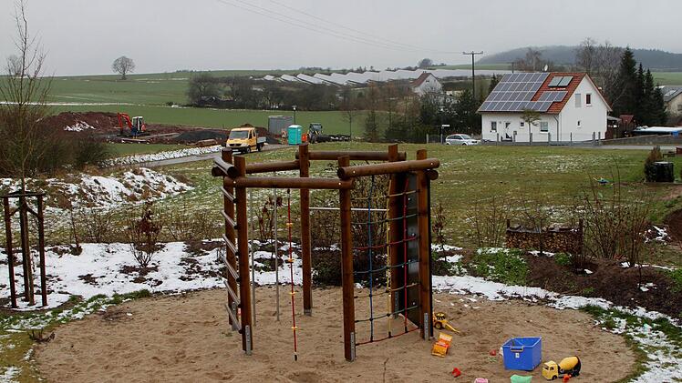 Blick in den 2. Bauabschnitt "an der Leite", wo im Hintergrund ein Bauherr mit seinem Hausbau schon beginnt.