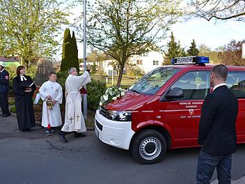Diakon Christoph Glaser und Pfarrerin Christel Mebert segneten das Kleinbracher Feuerwehrfahrzeug. Fotos: Nicolas Thoma