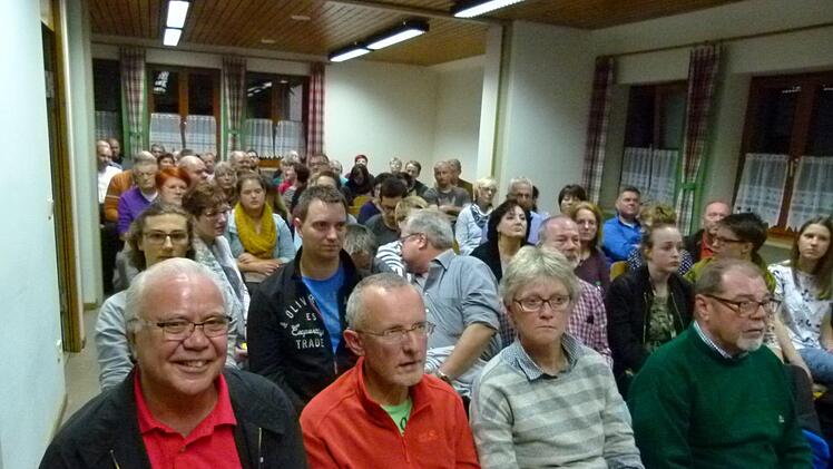 Rund 100 Versammlungsteilnehmer füllten den Saal im Alten Brauhaus. Sie diskutieren emotionsgeladen, aber sachlich. Foto: Lothar Weidner