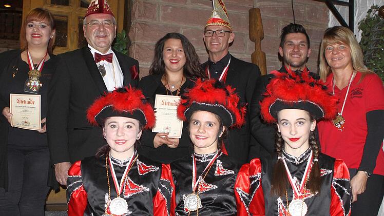 Die Verbandsgeehrten (hinten, von links): Lisa Pankerl, Klaus Mültner, Merci Seban, Frank Vogler, Denis Zülküflü und Bianca Zeier-Herbig; vorne: Antonia Wehner, Dunja Müller und Sabine Wehner. Foto: Thomas Dill