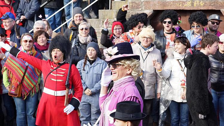 Die "Queen von Diabich" erscheint mit ihrer "Leibgadde".Foto: Arkadius Guzy