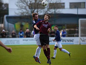 Erlangens Dominik Baier (rotes Trikot) im Kopfballduell mit Tim Rebhan vom VfL Frohnlach. Foto: Lisa Hümmer