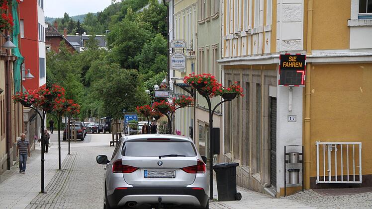 Eine Messanlage auf Höhe der Alten Post zeigt die Geschwindigkeit an. Foto: Ulrike Müller