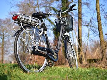 Bei einem Unfall mit seinem E-Bike ist am Donnerstagabend ein 42-Jähriger gestorben.Symbolbild: pixabay.com/sipa