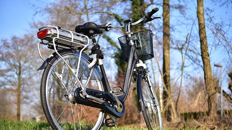 Bei einem Unfall mit seinem E-Bike ist am Donnerstagabend ein 42-Jähriger gestorben.Symbolbild: pixabay.com/sipa