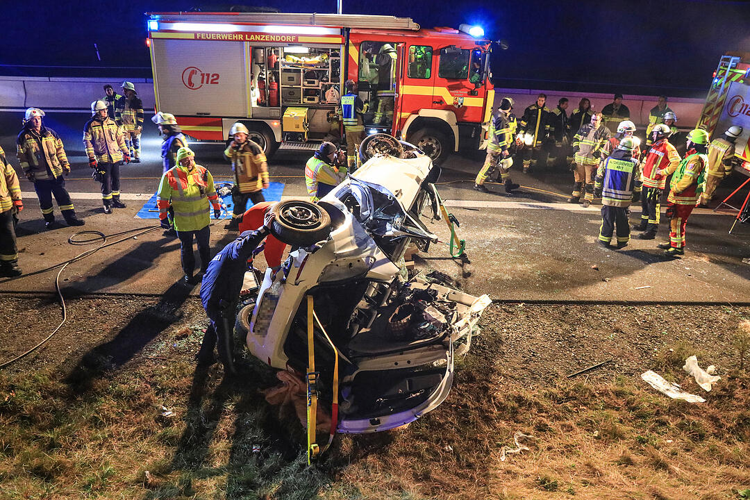 A70: Auto schleudert in Betonwand und überschlagt sich mehrfach - Familie schwer verletzt