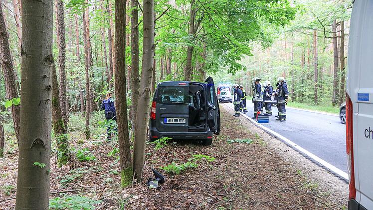 Zahlreiche Bierflaschen im Auto: Kleintransporter kracht frontal gegen Baum