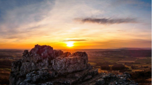 Das Walberla ist eine von vielen Sehenswürdigkeiten in der Fränkischen Schweiz, die zu den ältesten und bekanntesten Urlaubsregionen Deutschlands gehört. Foto:  Grasser Markus/infrankenpix