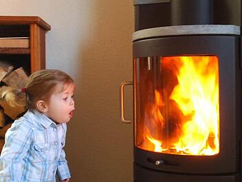 Verbrannte Christbäume und Adventskränze können zu Kaminbränden führen. Foto: Archiv Wolfgang Langenstrassen, dpa