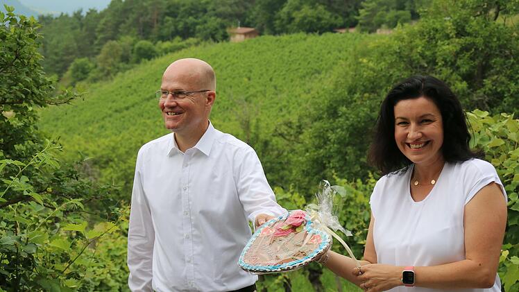 Staatsministerin Dorothe Bär hatte den Vorsitzenden der CDU/CSU- Fraktion im Bundestag,  Ralph Brinkhaus zu einer kleinen Wanderung zur Weinbergshütte Vinica eingeladen.