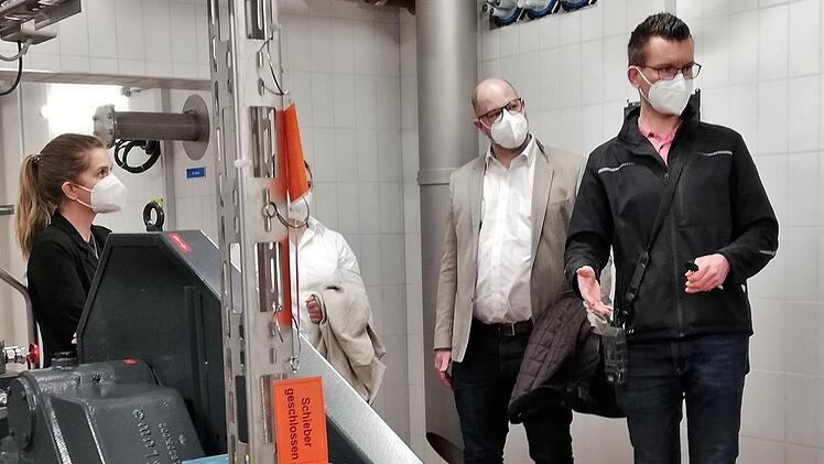 Die Besuchergruppe im Tiefgeschoss des Technikgebäudes zum Betrieb des Runden Brunnens.