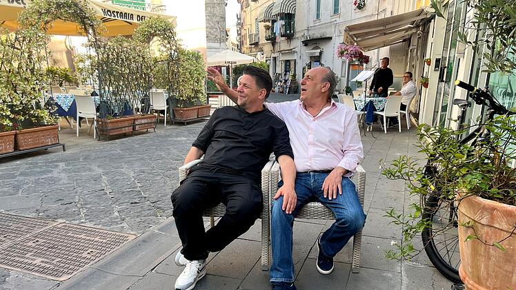 Mälzer besucht mit Contaldo auch dessen Heimatstadt.