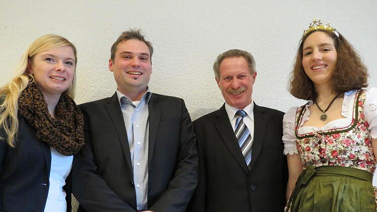 Euerdorfs Bürgermeister Reinhard Hallhuber verteilte Lob und Präsente am Neujahrsempfang (von links) Monika Hauck, Markus Fleckenstein, Bürgermeister Reinhard Hallhuber und Weinprinzessin Marlene Büttner.Foto: Doris Bauer