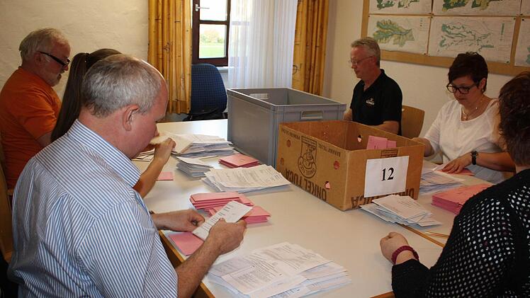 Die Helfer beim Auszählen der Briefwahl