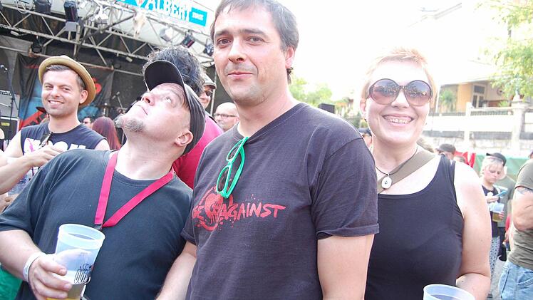 Christian "Killerartworx” Bögle, der künstlerische Ausgestalter des Festivals, zusammen mit Schlagzeuger Fozzy, Gitarrist Völki und Bassistin Che von der Coburger Punkformation Plastikschmidt
