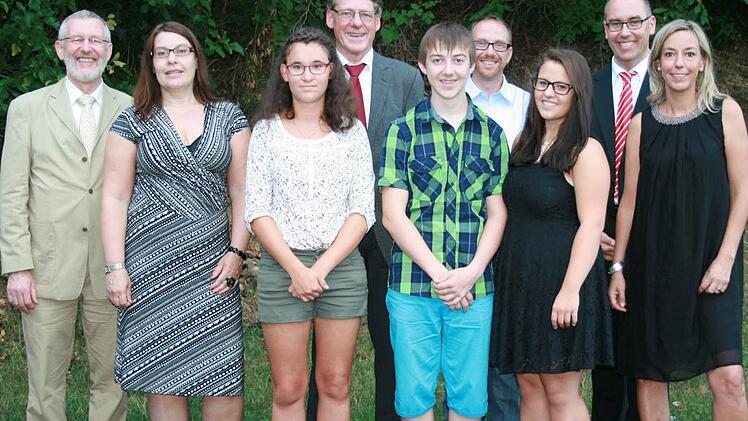 Unser Bild zeigt (von links) Bürgermeister Waldemar Bug, Klassenleiterin Ursula Kehl, Lena Edelmann, Schulleiter Wolfgang Halbig, Janick Voll, Elternbeirat Timo Scheel, Anna-Lena Höchemer, Oliver Kirchner von der Sparkasse Bad Kissingen und Klassenleiterin Heidrun von Schoen.. Foto: Gaby Sell