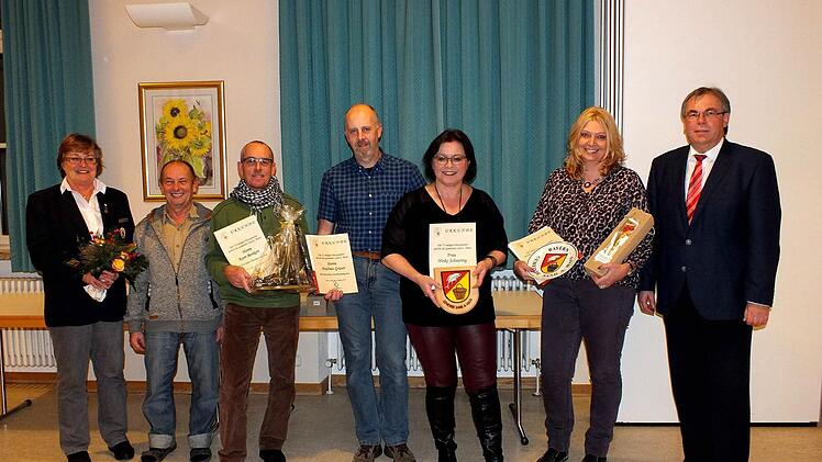 Anne Grimmer (links) und Bernhard Ruß (rechts) gratulierten (von links) Erich Benz, Kurt Benkert, Andreas Graser, Heike Scheuring und Andrea Schneider. Es fehlen Andrea und Jasmin Ruß. Foto: Alfons Beuerlein