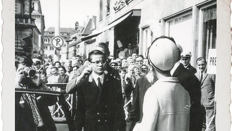 Ein Mitarbeiter des Steigenberger-Hotels hält in Uniform Königin Sirikit die Tür auf. Foto: privat