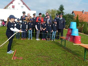 An der Kübelspritze kam sowohl bei den Kindern als auch bei den Ehrengästen und der Feuerwehrführung Freude auf.Doris Weidner