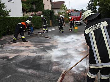 Auf der KC 25 versuchte nicht die Feuerwehr, sondern die Straßenmeisterei, das Öl zu binden. Symbolbild: Richard Sänger