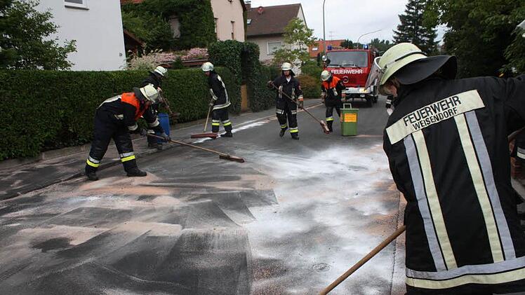 Auf der KC 25 versuchte nicht die Feuerwehr, sondern die Straßenmeisterei, das Öl zu binden. Symbolbild: Richard Sänger