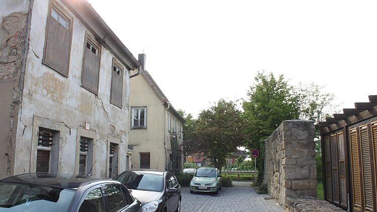 Das Stück historische Stadtmauer (rechts) wird in die Neubebauung einbezogen.