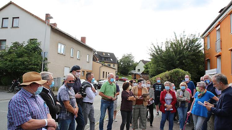 Wie kann das Zentrum Weitramsdorfs aufgewertet werden? Dazu erstellt ein Planerteam von "UmbauStadt" aus Weimar derzeit eine Machbarkeitsstudie. Bei einem Rundgang holte sich der Gast am Dienstag vor Ort Anregungen von Weitramsdorfer Bürgern. Viele Interessierte nutzen die Gelegenheit und äußerten Wünsche, von Arztpraxis und Café bis zum Veranstaltungssaal und zur Umrandung des Augrabens. Eine Potenzialfläche sieht der Architekt in der Schlettacher Straße, wo das Haus Nr. 1 (hinten links) und...