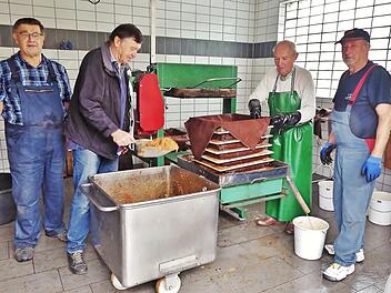 „Wir sind komplett ausgebucht“, freuen sich (von rechts) Hendrik Eggert, Gottwald Siebert, Helmut Ohnemüller und Reinhold Kestel, die die Obstpresse im alten Feuerwehrhaus in Burkheim bedienen. Neben Äpfeln werden hier auch Birnen und Quitten verarbeitet.