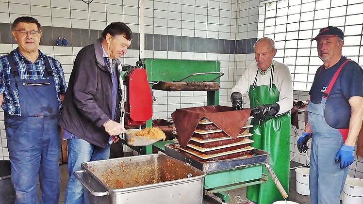 „Wir sind komplett ausgebucht“, freuen sich (von rechts) Hendrik Eggert, Gottwald Siebert, Helmut Ohnemüller und Reinhold Kestel, die die Obstpresse im alten Feuerwehrhaus in Burkheim bedienen. Neben Äpfeln werden hier auch Birnen und Quitten verarbeitet.