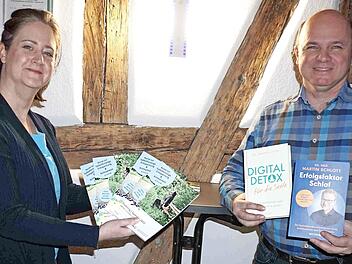 Fabienne Geißdörfer und Oliver Kundler stellen das neue Semesterprogramm vor.