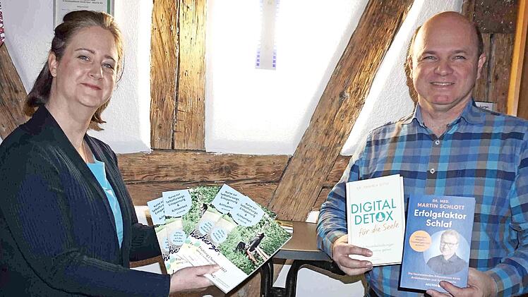 Fabienne Geißdörfer und Oliver Kundler stellen das neue Semesterprogramm vor.