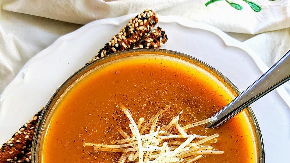 S&uuml;&szlig;kartoffel-Apfel-Suppe schmeckt zu jeder Jahreszeit.
